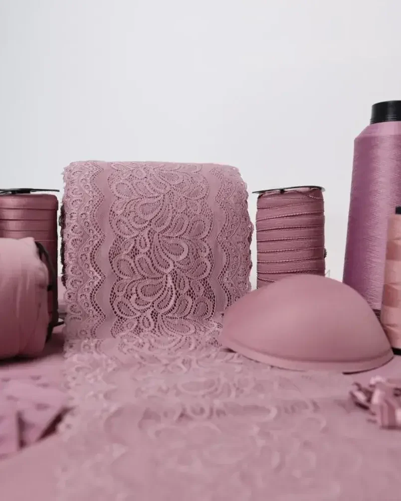 Kit profissional de produção de lingerie na cor malva da Evelin Tecidos e Aviamentos com tecidos, rendas, elásticos e aviamentos coordenados