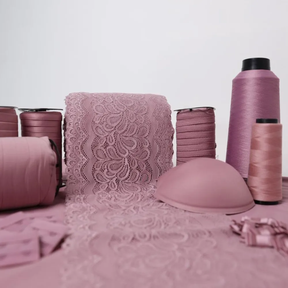 Kit profissional de produção de lingerie na cor malva da Evelin Tecidos e Aviamentos com tecidos, rendas, elásticos e aviamentos coordenados