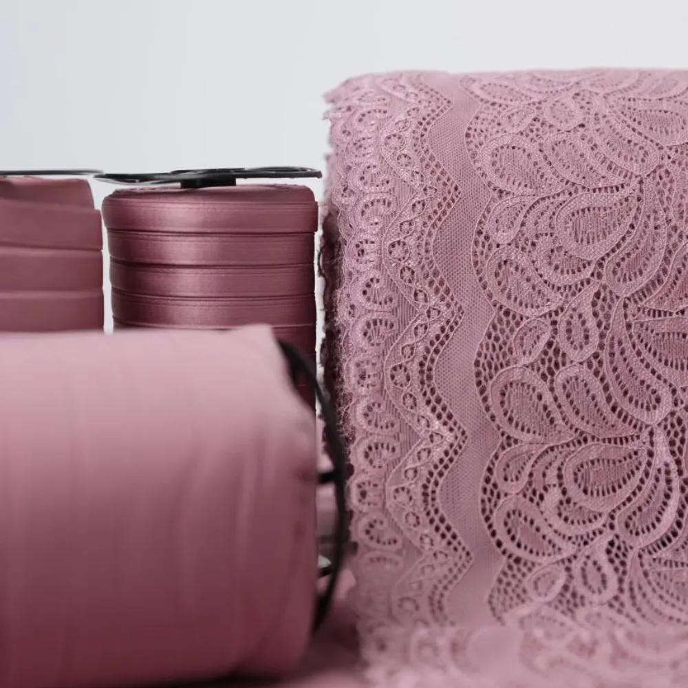 Kit profissional de produção de lingerie na cor malva da Evelin Tecidos e Aviamentos com tecidos, rendas, elásticos e aviamentos coordenados