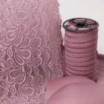 Detalhes do Kit Profissional Malva | Evelin Tecidos e Aviamentos Detalhe do kit profissional de produção malva da Evelin Tecidos e Aviamentos com visão superior dos materiais de lingerie