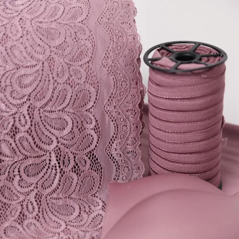 Detalhe do kit profissional de produção malva da Evelin Tecidos e Aviamentos com visão superior dos materiais de lingerie