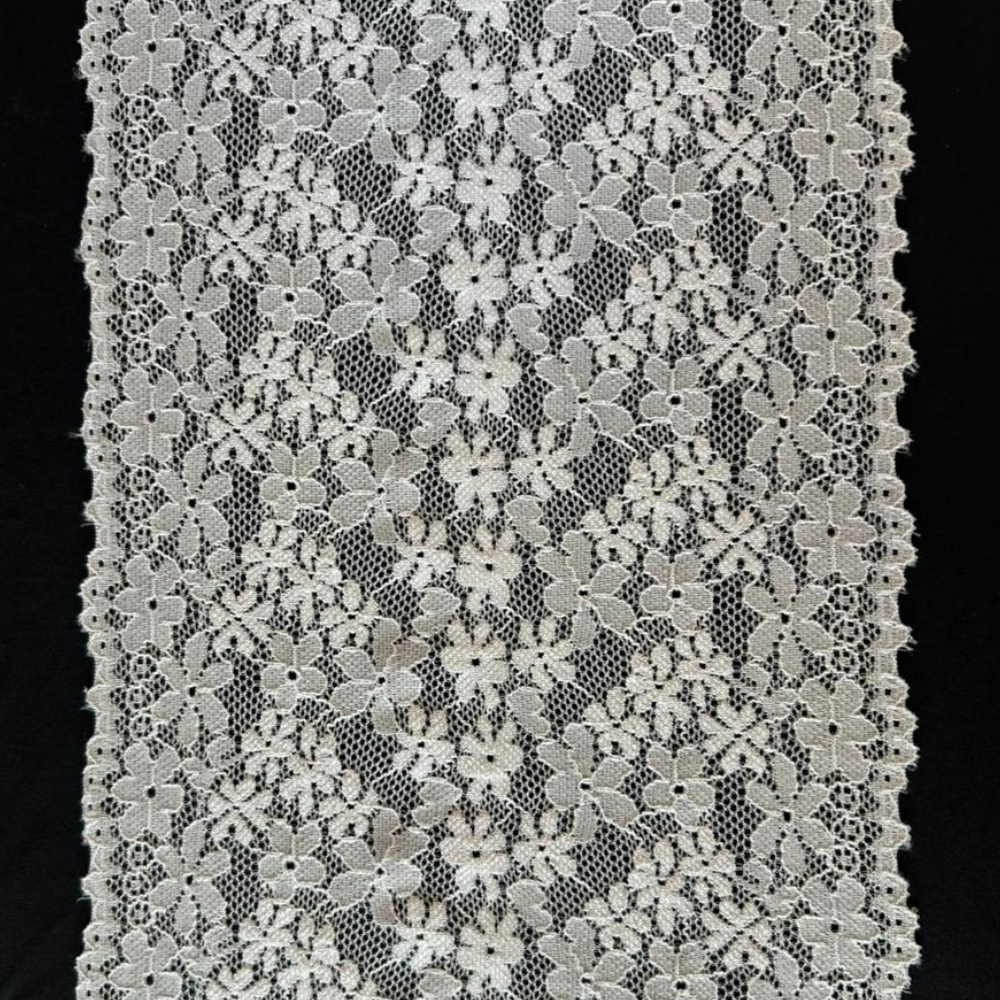Renda 001 branca com desenho diferenciado Evelin Tecidos e Aviamentos