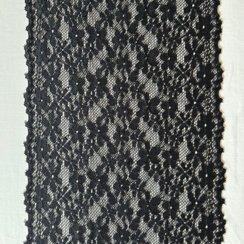 Renda 001 preta com desenho exclusivo Evelin Tecidos e Aviamentos