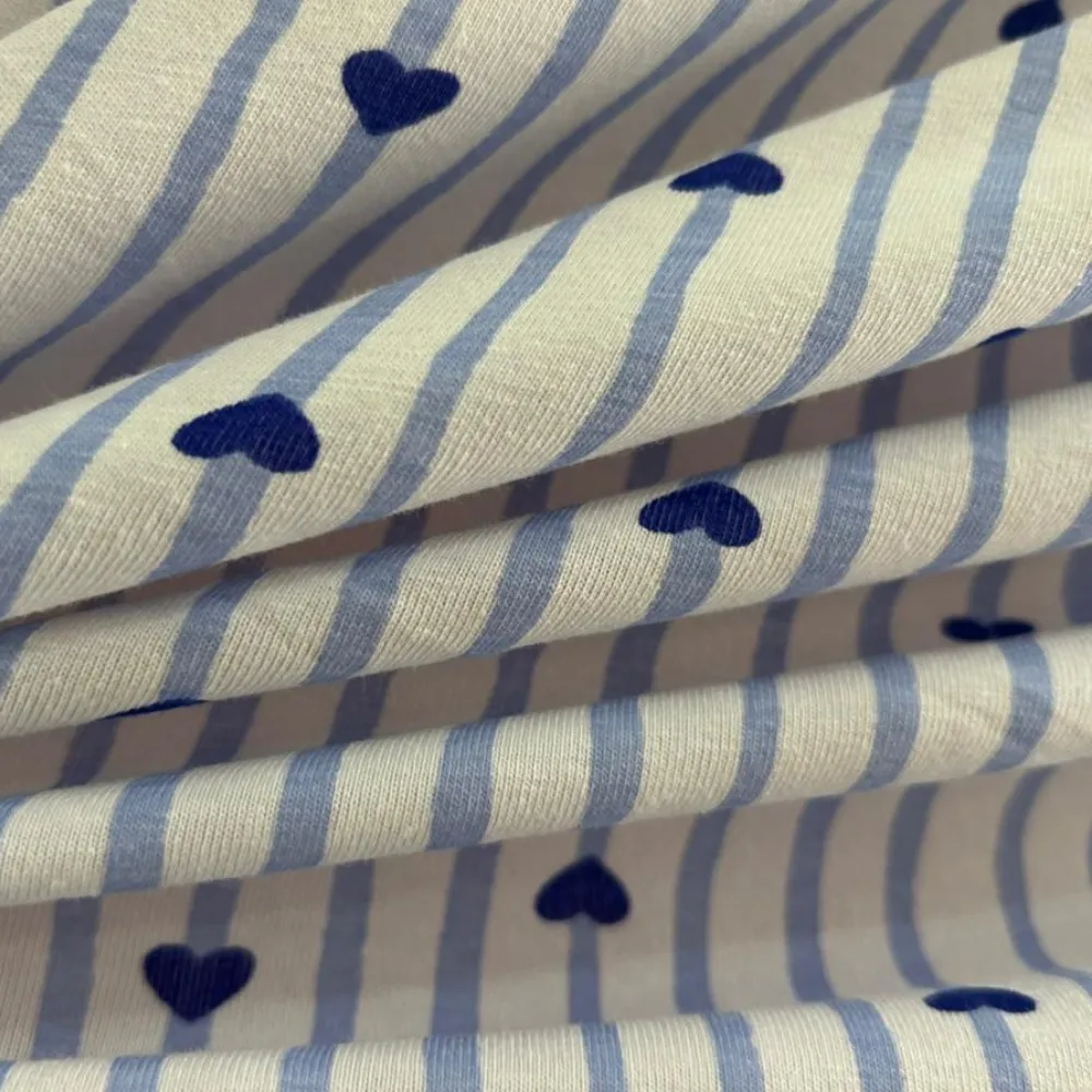Tecido Cotton Listrado Azul com Corações Evelin Tecidos.