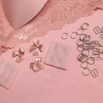 Variações do Kit de Fabricação Tulipa com opções de cores para produção de conjunto de lingerie, contendo microfibra, renda, elásticos, bojos, aro, aviamentos e molde.