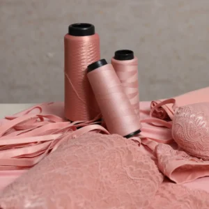 Variações do Kit de Fabricação Tulipa com opções de cores para produção de conjunto de lingerie, contendo microfibra, renda, elásticos, bojos, aro, aviamentos e molde.