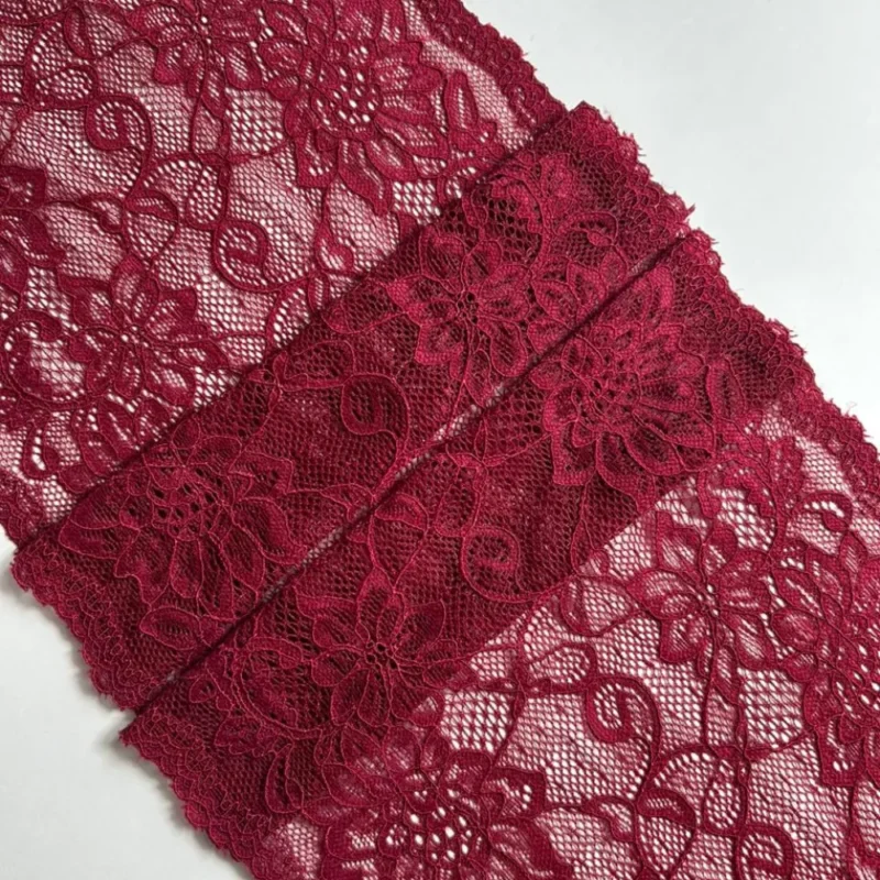 Renda para lingerie na cor Carmim da Evelin Tecidos e Aviamentos com desenho delicado ideal para confecção de peças de moda íntima.
