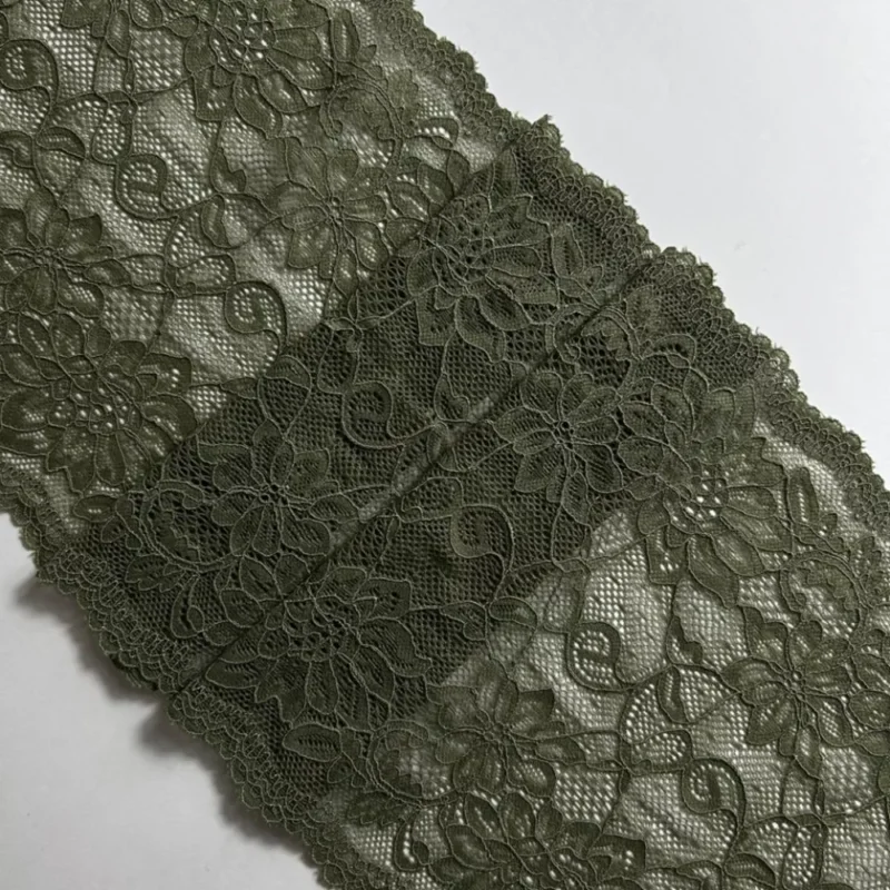 Renda para lingerie na cor Cidreira da Evelin Tecidos e Aviamentos com desenho delicado ideal para confecção de peças de moda íntima.