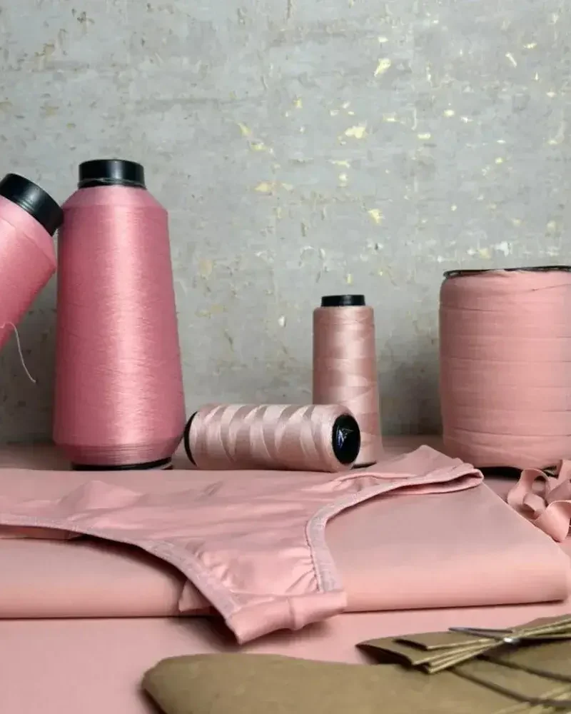 Foto principal do Kit Calcinha da Evelin Tecidos e Aviamentos com tecidos, elásticos, aviamentos e molde para produção de lingerie.