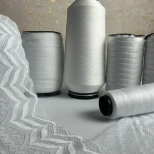 Kit Lírio cor Branca com microfibra, renda, elásticos, aviamentos e molde para produção de conjunto de lingerie com acabamento profissional.