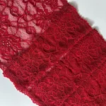 Renda para lingerie na cor Rubi da Evelin Tecidos e Aviamentos com desenho delicado ideal para confecção de peças de moda íntima.