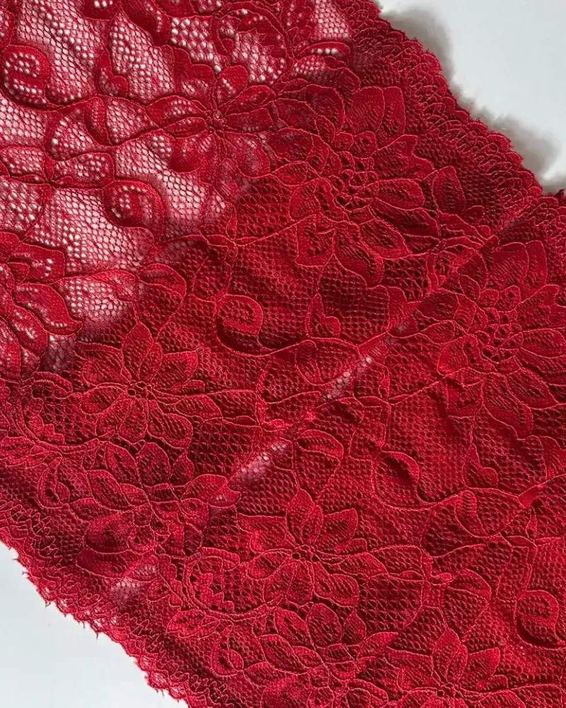 Renda para lingerie na cor Rubi da Evelin Tecidos e Aviamentos com desenho delicado ideal para confecção de peças de moda íntima.