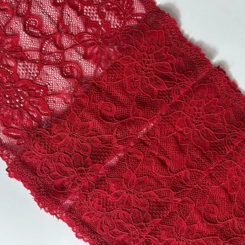 Renda para Lingerie Cor Rubi | Evelin Tecidos e Aviamentos Renda para lingerie na cor Rubi da Evelin Tecidos e Aviamentos com desenho delicado ideal para confecção de peças de moda íntima.