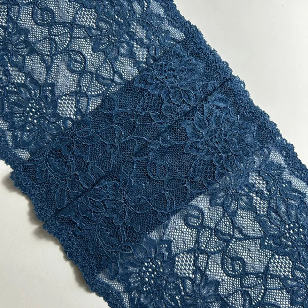 Renda para lingerie na cor Tâmisa da Evelin Tecidos e Aviamentos com desenho delicado ideal para confecção de peças de moda íntima.