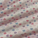ESTAMPA CORAÇÕES FUNDO ROSA CLARO